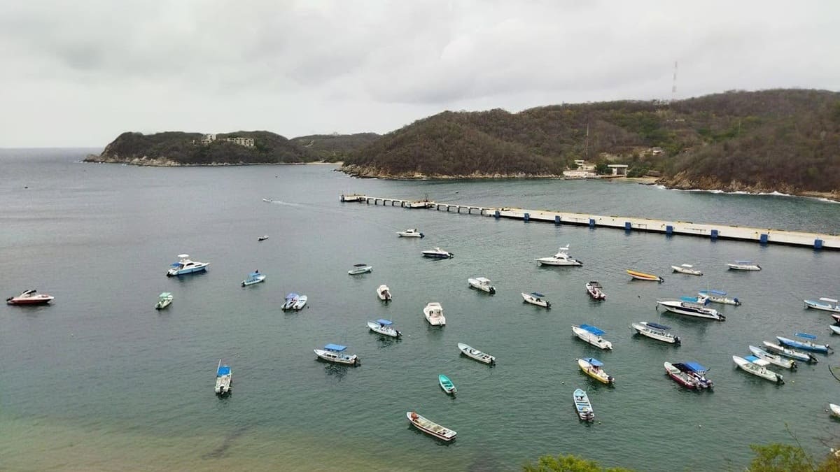 Cierran el puerto de Huatulco por depresión tropical y tormentas eléctricas; autoridades emiten alerta preventiva