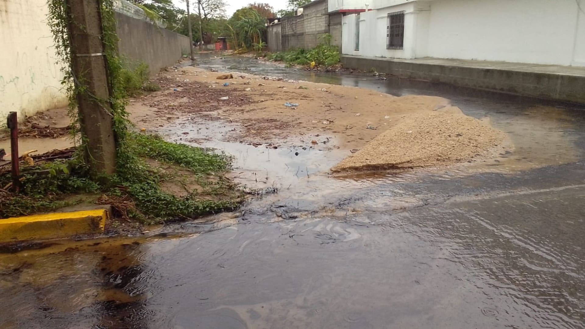 Fuga de Pemex en Salina Cruz: Lluvias de tormenta "Boris" arrastran hidrocarburo hacia colonias y el mar