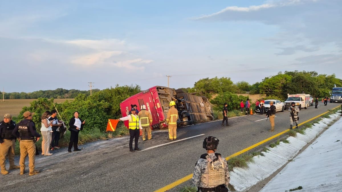 Santa María Colotepec: vuelca autobús turístico y activan red hospitalaria