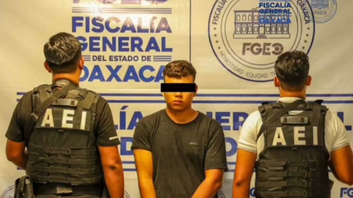 Con ojos protegidos y custodiado por dos agentes, el sujeto detenido como presunto autor material del asesinato de Pedro Martínez Barroso