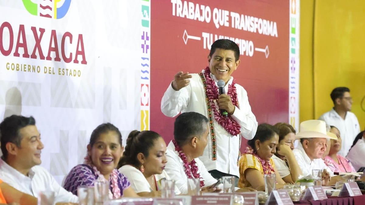 Salomón Jara Cruz el 8 de mayo de 2025 en San Miguel Tlacamama, Oaxaca, en un evento público