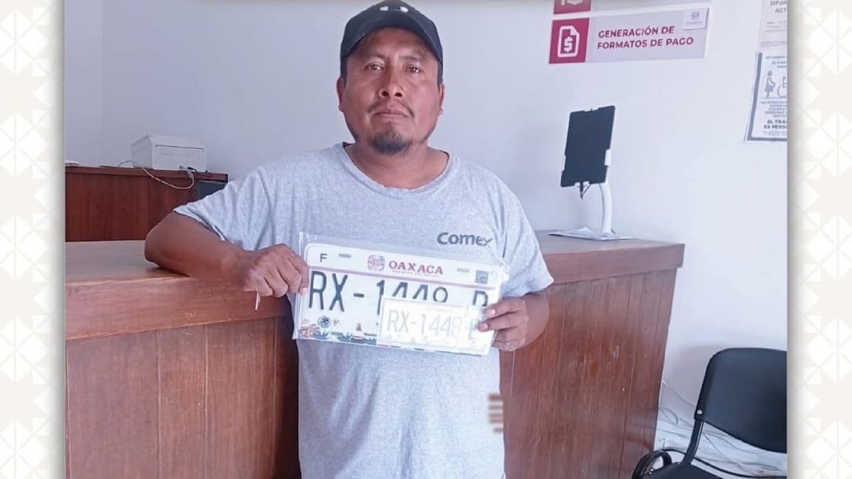 Fila de autos de diferentes colores y modelos con leyendas escritas en los parabrisas