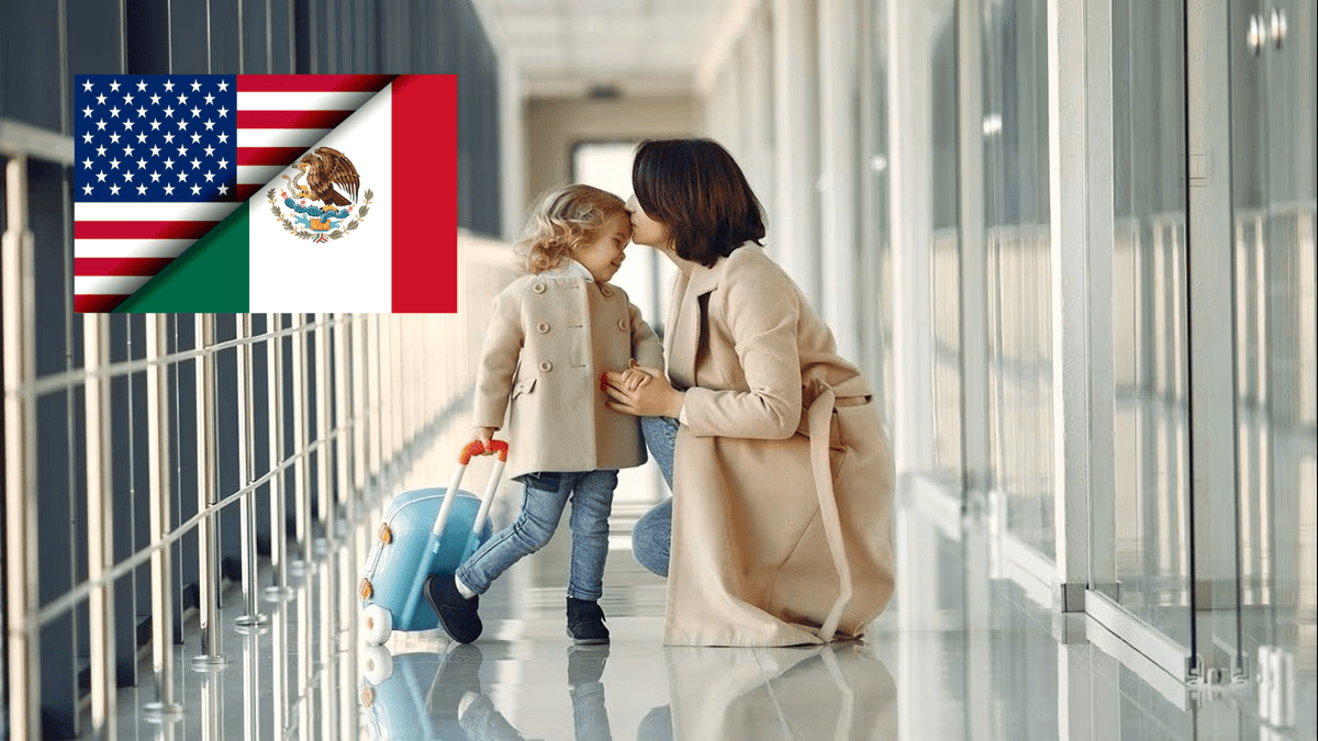 Imagen de una niña con maleta y su mamá en un pasillo, junto a las banderas de México y Estados Unidos