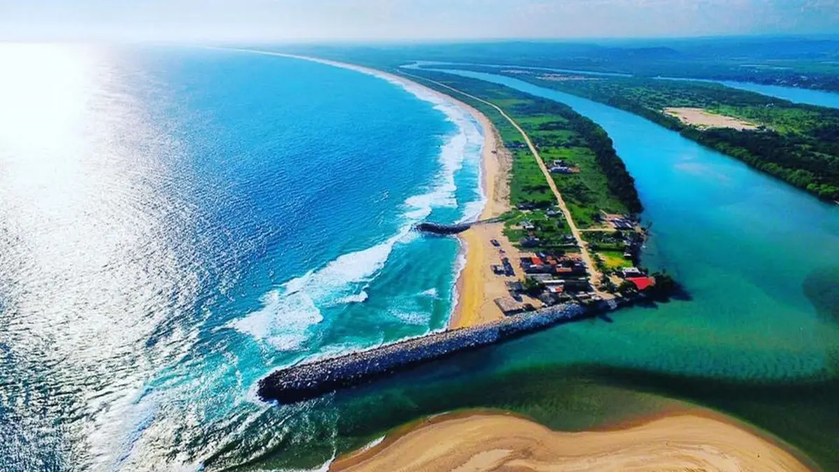 Toma aérea de la playa principal de Corralero, e el municipio de Pinotepa Nacional, donde se aprecian sus aguas azules.