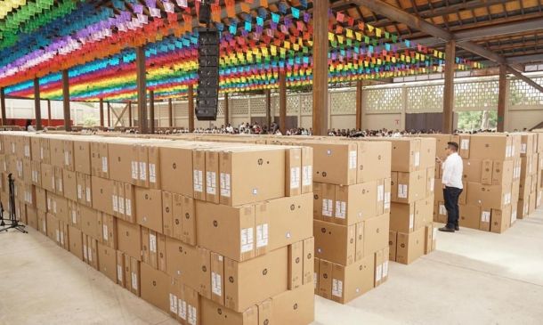 Oaxaca entrega 5 mil computadoras y anuncia otras 7 mil