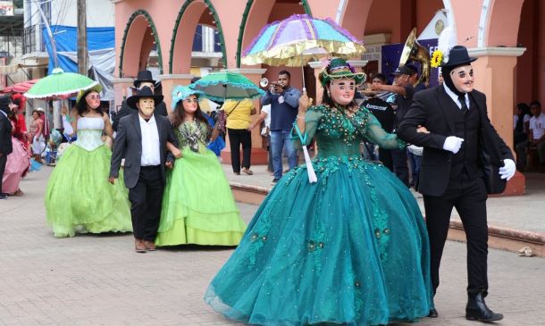 Putla Villa de Guerrero se llena de color con el tradicional Carrizazo de las Mascaritas