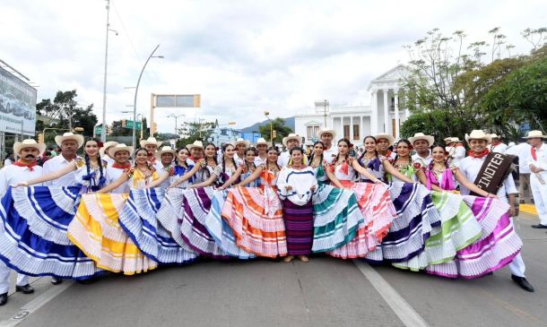 Guelaguetza 2025: Delegaciones deslumbran con música y folclore en su segundo desfile