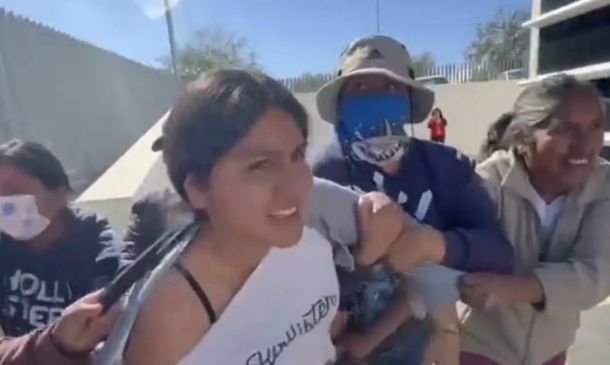 Congreso salva de destitución a alcaldesa de San Agustín Amatengo; pobladores la retienen y policía la rescata