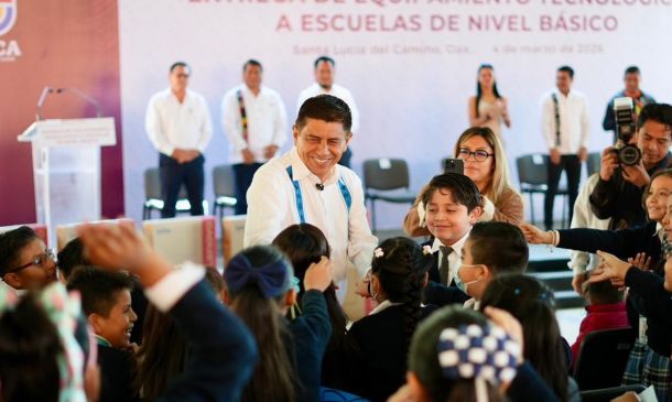 Salomón Jara entrega 524 computadoras y 262 proyectores a escuelas de Oaxaca