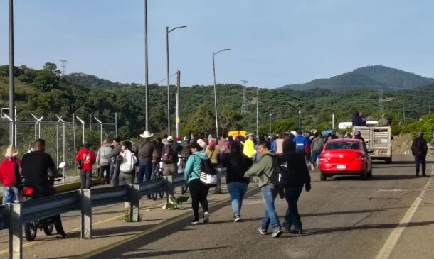 Huitzo endurece protesta contra Capufe y toma la caseta