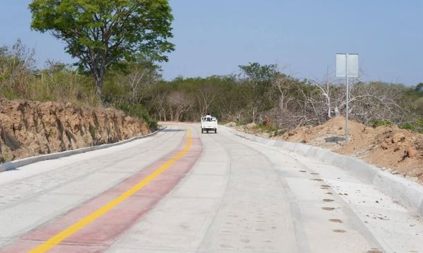 En El Terrero, Tlacamama, 600 metros de carretera fueron contratados por más de 5 millones de pesos