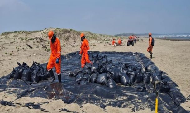 Activan operativos en el Golfo de México por derrame de hidrocarburos en playas de Veracruz y Tabasco