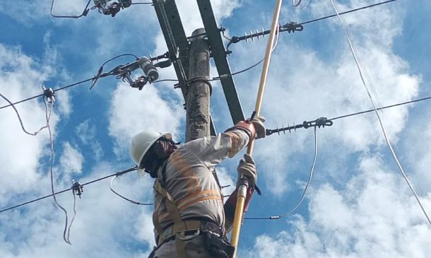 CFE alerta sobre falsos trabajadores y avisos apócrifos de multas: así puedes identificarlos