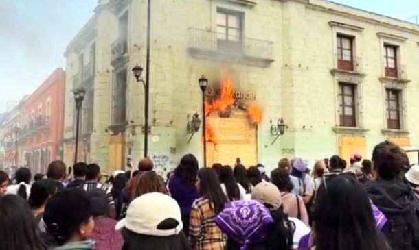 Disturbios marcan el 8M en Oaxaca: bloque negro enfrenta a policías frente a Palacio de Gobierno