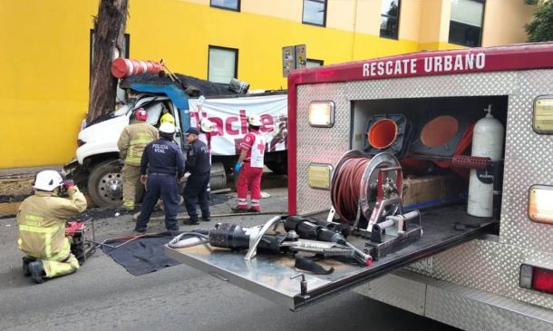 Bomberos rescatan a dos personas prensadas tras accidente en Oaxaca