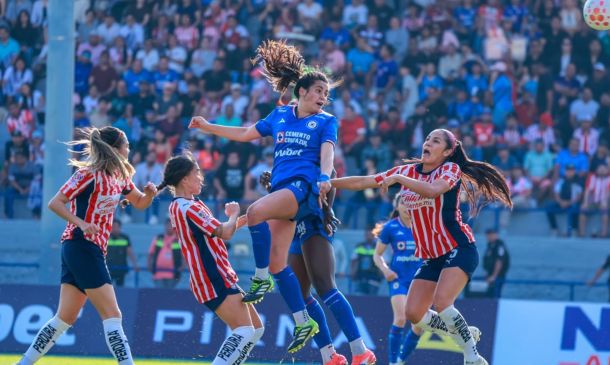 Nuevo hogar, misma garra: Cruz Azul femenil suma en su debut en el Centenario
