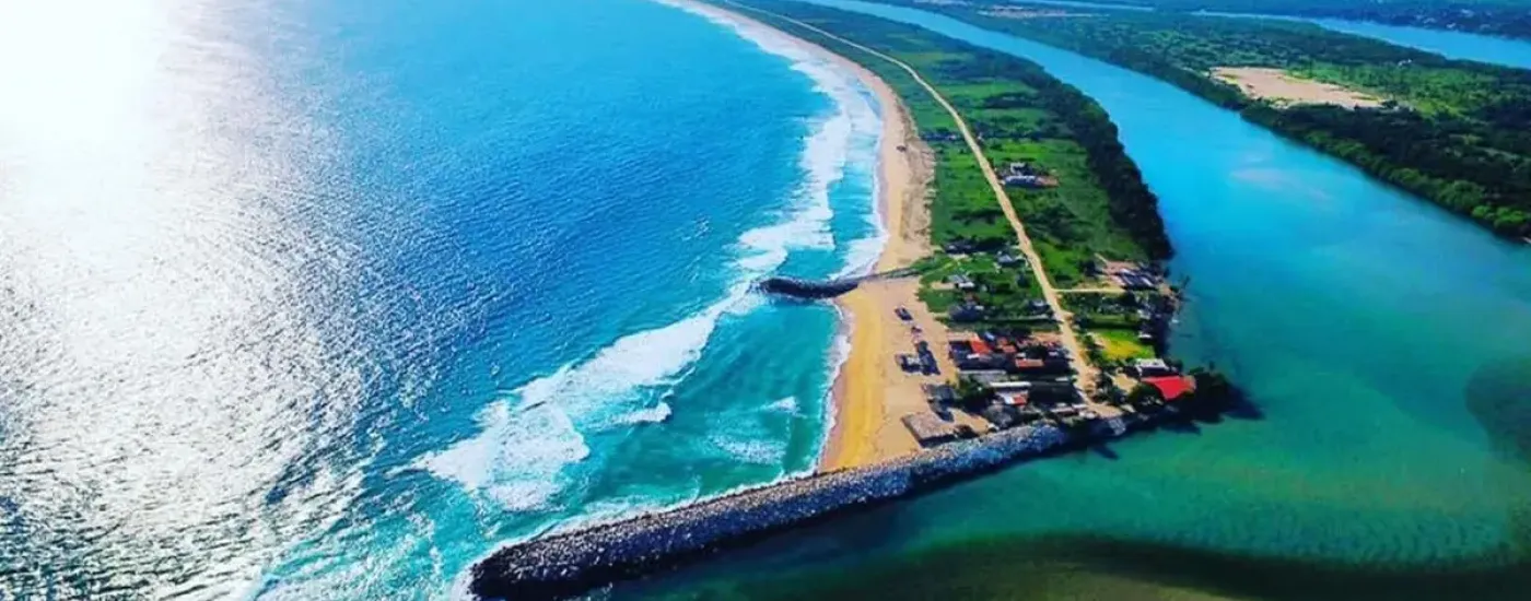 Toma aérea de la playa principal de Corralero, e el municipio de Pinotepa Nacional, donde se aprecian sus aguas azules.