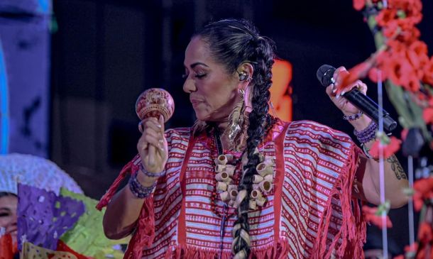 Lila Downs comparte entrañable anécdota con su madre en el mercado