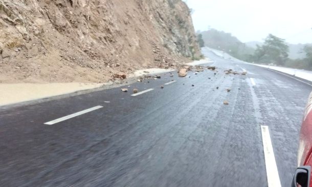 Protección Civil emite alerta por condiciones peligrosas en la carretera Pochutla–Pinotepa Nacional