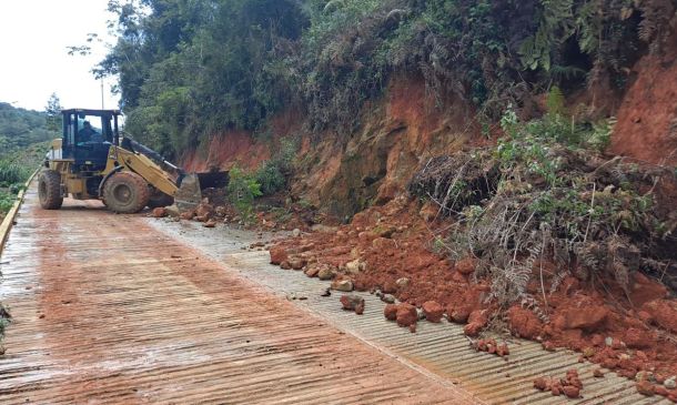 Restablecen tránsito en caminos dañados por derrumbes en tres regiones de Oaxaca