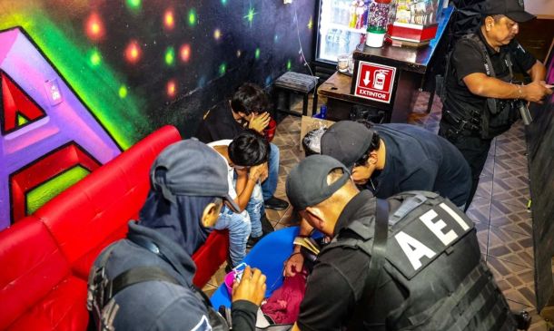 Clausuran bares irregulares en Valles Centrales; dos detenidos por corrupción de menores