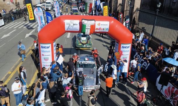 Cordero y Hernández dominan La Carrera Panamericana y desatan la pasión automovilística