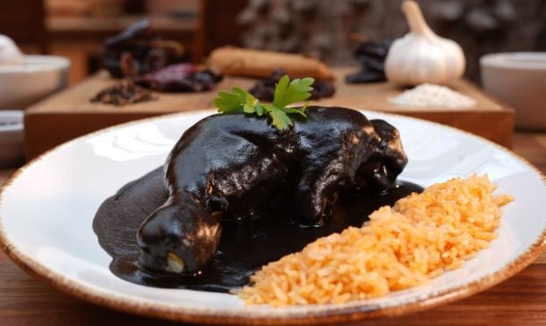 El verdadero mole negro oaxaqueño: Proceso de tres días y la razón por la cual no lleva chocolate comercial