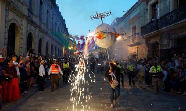 Calor golpea durante Segunda Calenda de las Culturas 2026 en Oaxaca