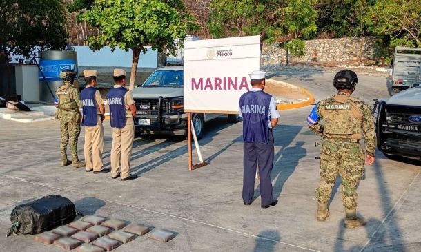 Semar decomisa paquetes con presunta cocaína flotando frente a costas de Huatulco