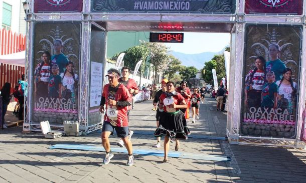 Más de 3 mil corredores participan en el Medio Maratón Raíces de Tierra en Oaxaca