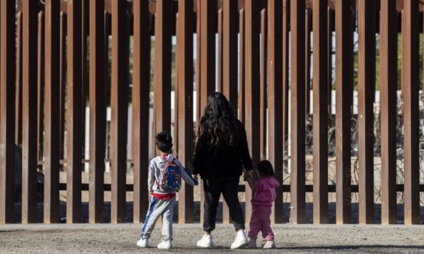 Trump ofrece 1000 dólares y boleto de avión para que migrantes se autodeporten