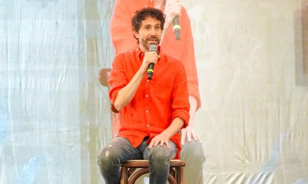 Benny Ibarra imparte conferencia en la Feria del Mezcal 2025 de Oaxaca