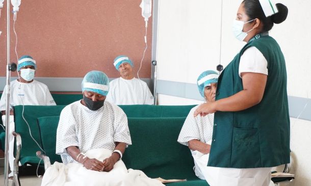 Más de 30 oaxaqueños recuperan la vista gracias a cirugías gratuitas de lente intraocular