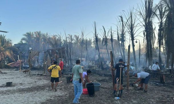 Falla eléctrica, vientos, hacinamiento y omisiones del municipio provocaron incendio en Punta Zicatela: Protección Civil de Oaxaca