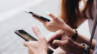 ¿Las redes sociales están haciendo ver normal el consumo de drogas?