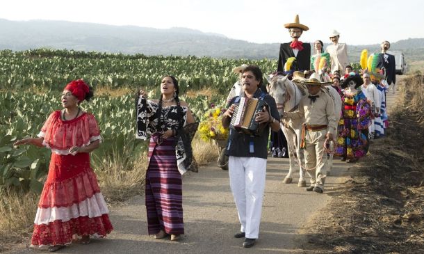 Zapata se queda; los famosos que aparecen en el videoclip de Lila Downs