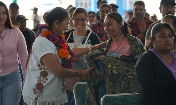 Irma Bolaños acerca apoyos a familias de Valles Centrales