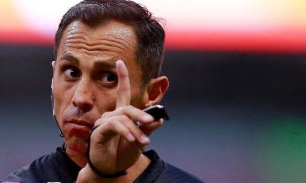 El árbitro Luis Enrique Santander es arrollado por el francés Allan Saint-Maximin durante un partido