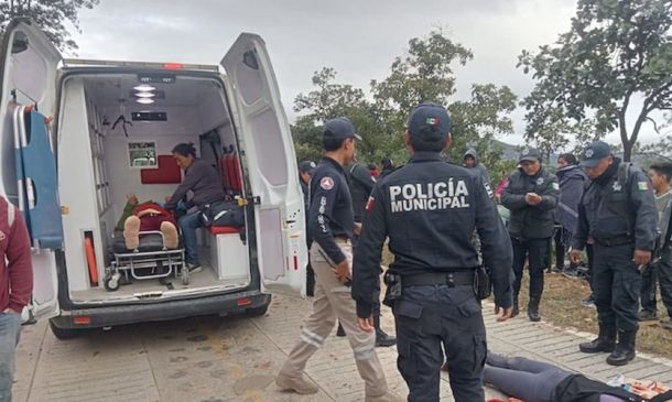 Se reporta volcadura de camión en Santa María Peñoles