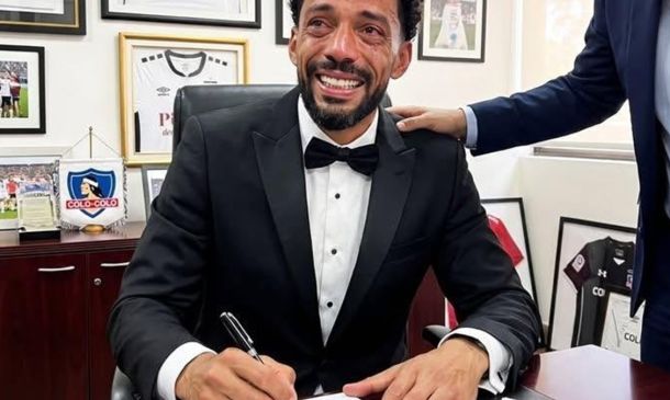 Vozinha llora al firmar con Colo Colo el mejor contrato de su carrera