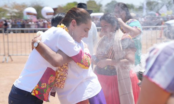 Traducen Cartilla de Derechos de las Mujeres a 69 lenguas indígenas; Sheinbaum reconoce a traductoras