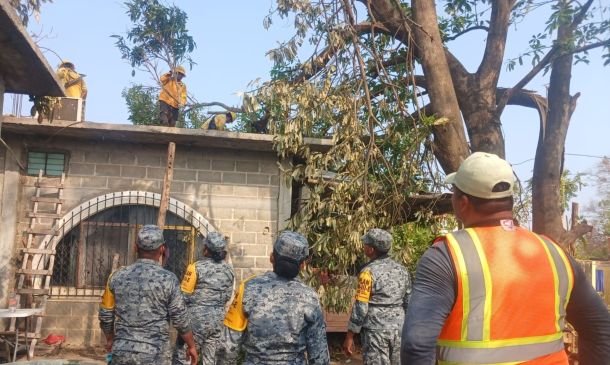 Restablecen caminos y espacios públicos en Ixhuatán tras tormenta que dejó severos daños