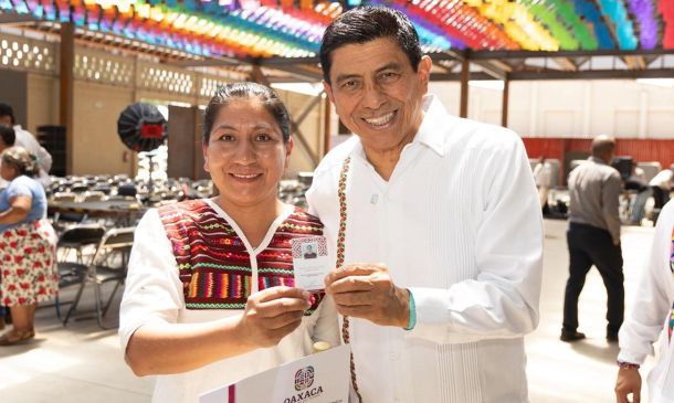 Gobierno de Oaxaca entrega certificados “Hecho en Oaxaca”; artesanos aún enfrentan plagio y bajos ingresos