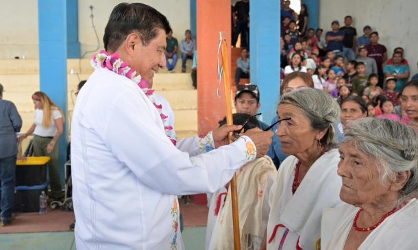 Gobierno de Oaxaca lleva apoyos y promete atención a rezagos en Santa María Lovani