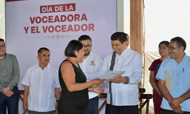 Salomón Jara entrega escrituras y apoyos a voceadores de Oaxaca