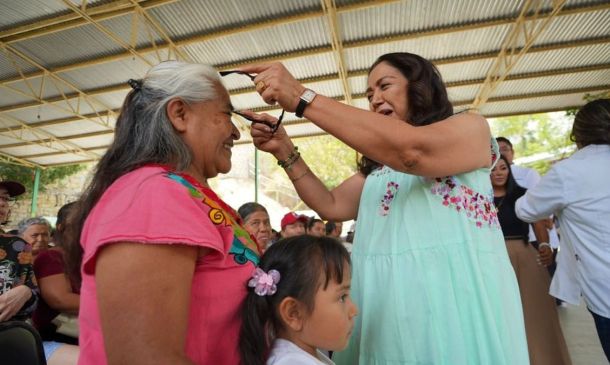 Irma Bolaños acerca apoyos del DIF Oaxaca a familias de Santa Rosa Panzacola