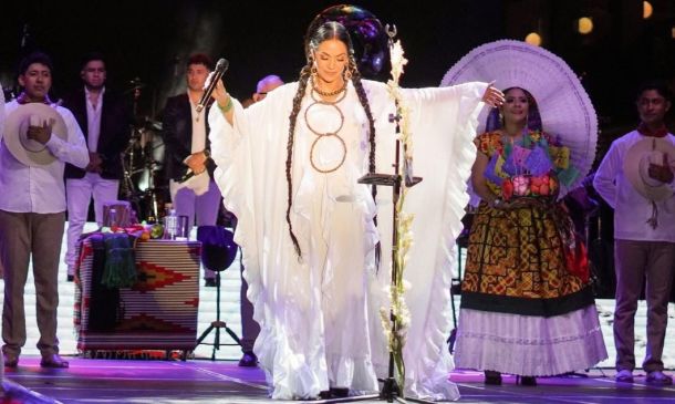Asisten 15 mil al concierto de Lila Downs en la Alameda de León de Oaxaca