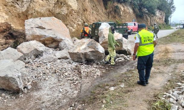 Derrumbe en la carretera 175 deja paso a un solo carril en Miahuatlán, Oaxaca