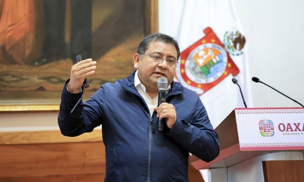 Sale Farid Acevedo del gabinete de Salomón Jara para buscar la rectoría de la UABJO