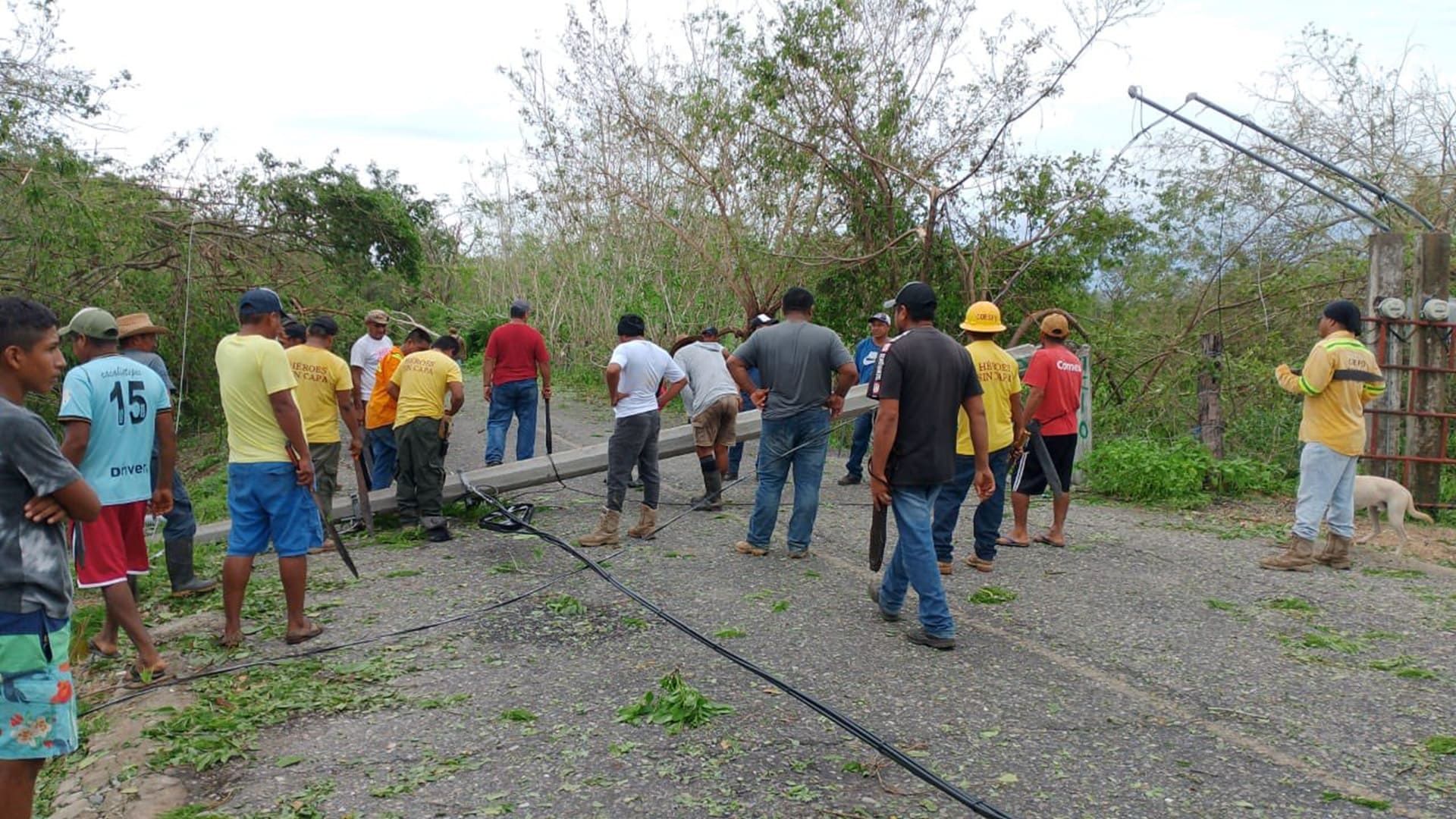 Brigadas de Coesfo contribuyen a rehabilitar caminos en Sierra Sur y Costa